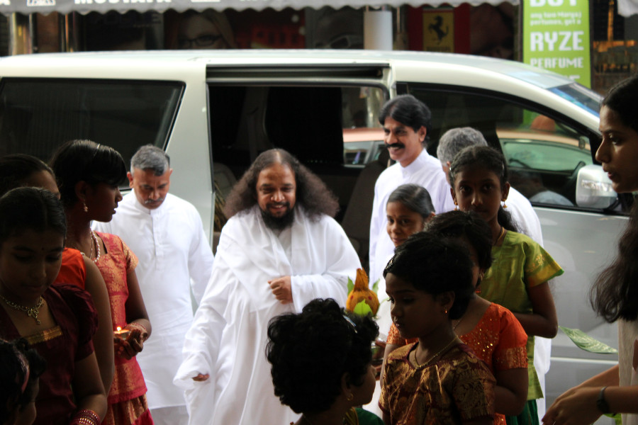 27 Guru Mahan Arrival to Hall 